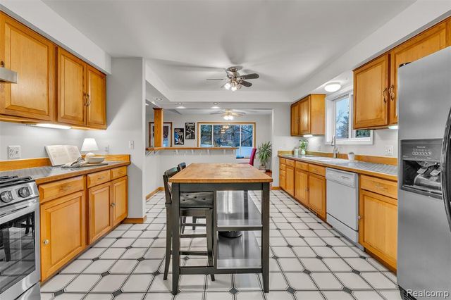 9035 Farmington Road, Livonia, MI 48150