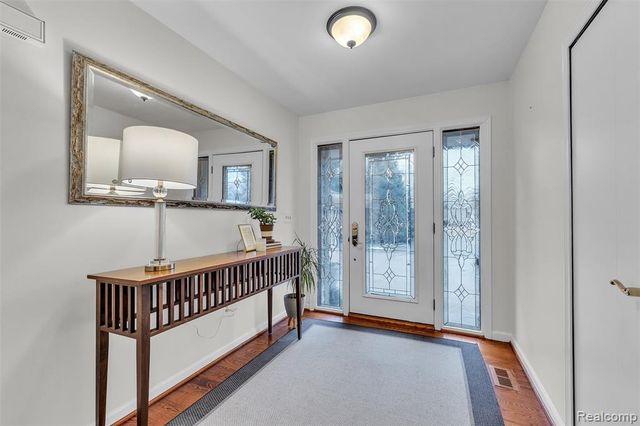 9035 Farmington Road, Livonia, MI 48150