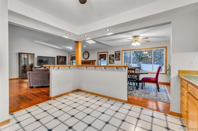 9035 Farmington Road, Livonia, MI 48150