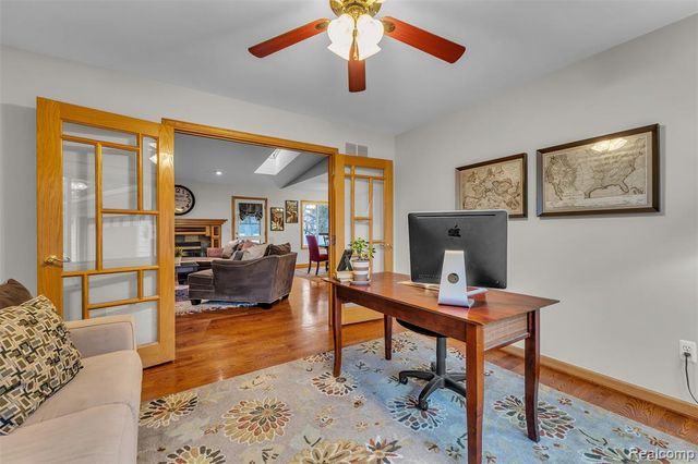 9035 Farmington Road, Livonia, MI 48150