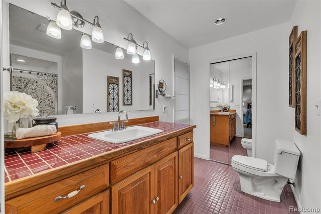 9035 Farmington Road, Livonia, MI 48150