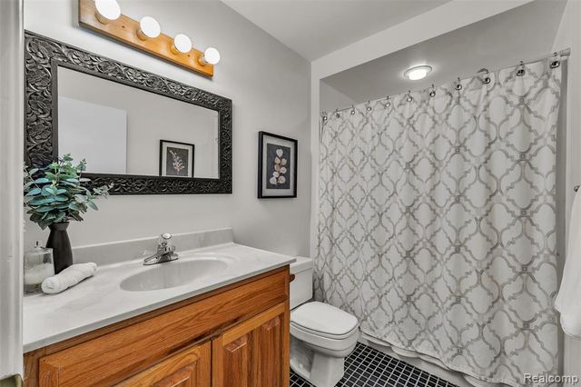 9035 Farmington Road, Livonia, MI 48150