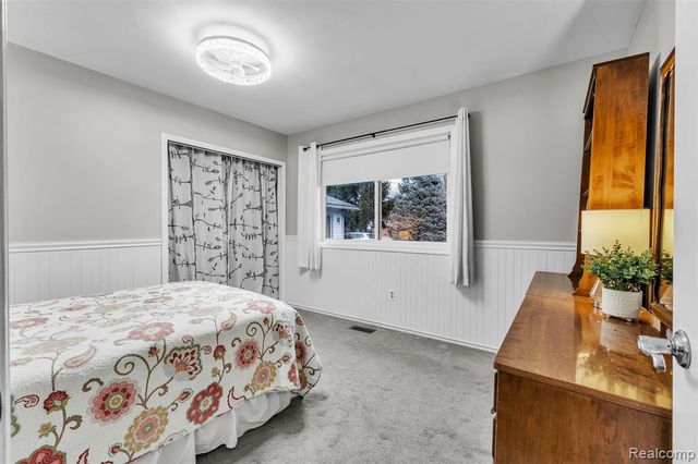 9035 Farmington Road, Livonia, MI 48150