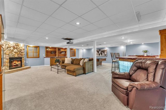 9035 Farmington Road, Livonia, MI 48150