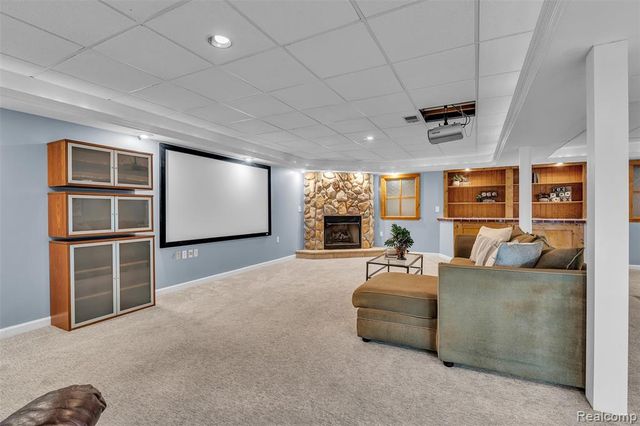 9035 Farmington Road, Livonia, MI 48150