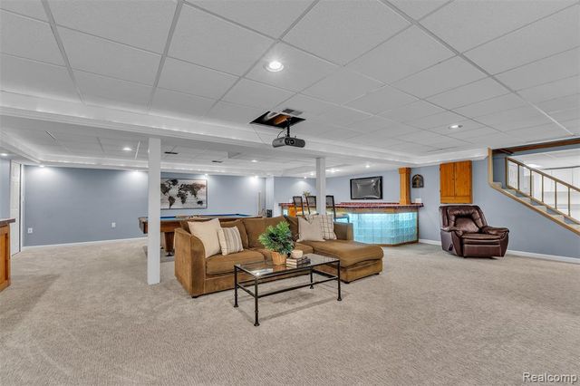 9035 Farmington Road, Livonia, MI 48150