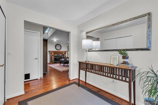 9035 Farmington Road, Livonia, MI 48150