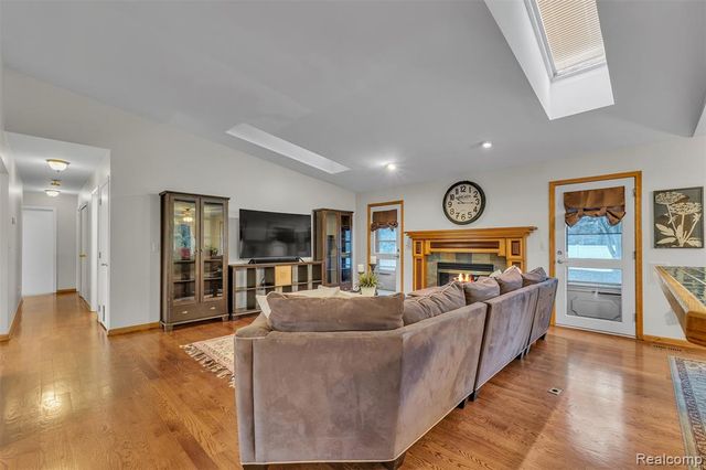 9035 Farmington Road, Livonia, MI 48150