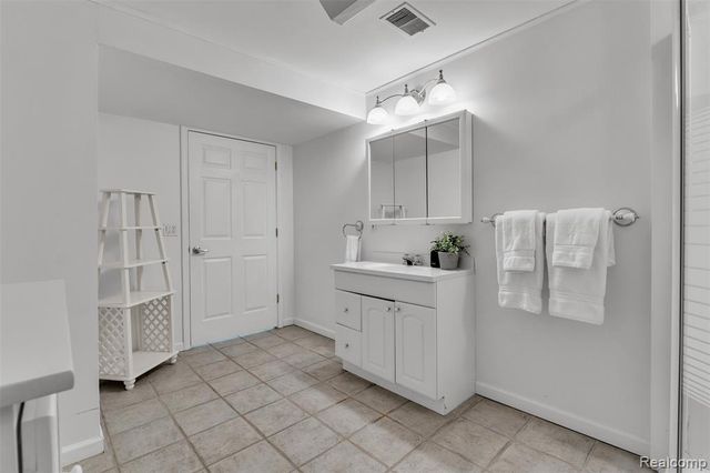 9035 Farmington Road, Livonia, MI 48150