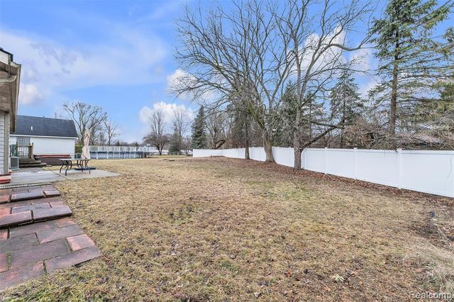 9035 Farmington Road, Livonia, MI 48150