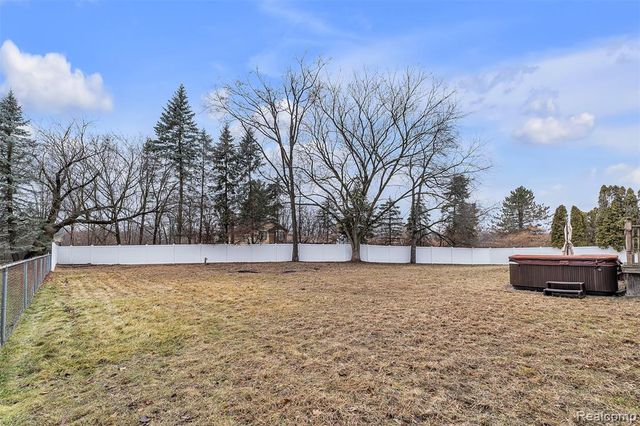 9035 Farmington Road, Livonia, MI 48150