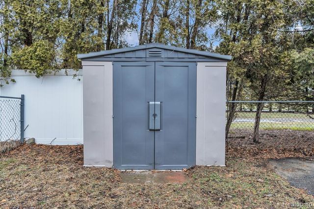 9035 Farmington Road, Livonia, MI 48150