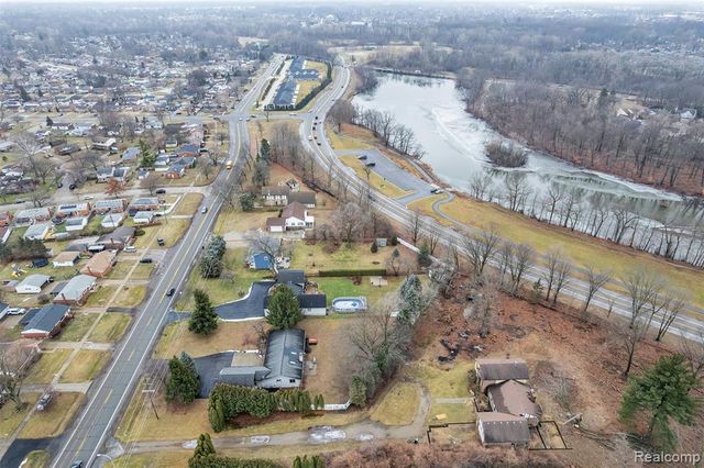 9035 Farmington Road, Livonia, MI 48150