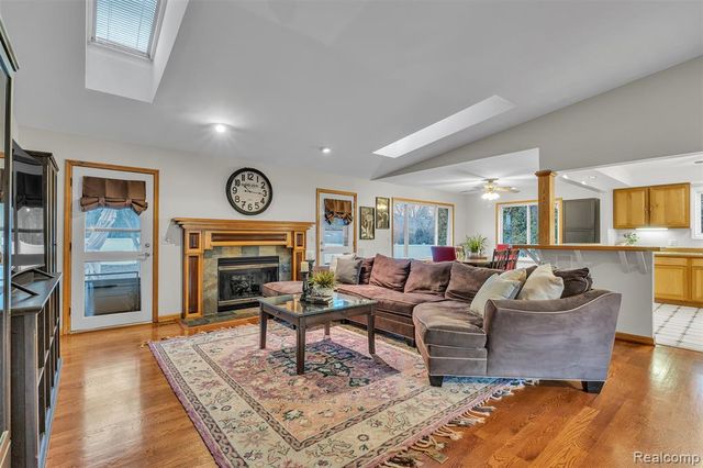 9035 Farmington Road, Livonia, MI 48150