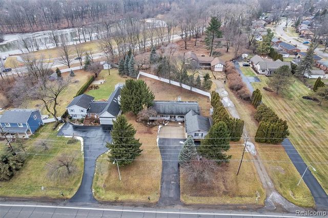 9035 Farmington Road, Livonia, MI 48150