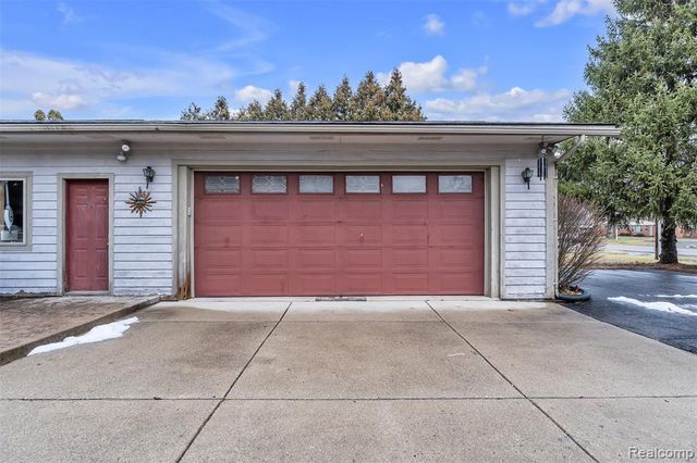 9035 Farmington Road, Livonia, MI 48150