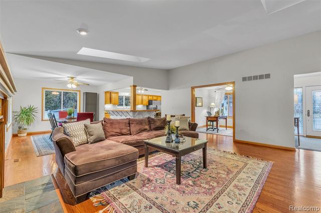 9035 Farmington Road, Livonia, MI 48150