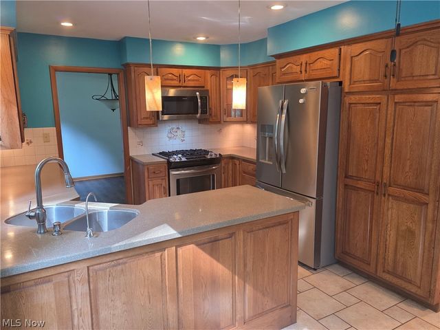 8124 Thornhurst Drive, North Royalton, OH 44133