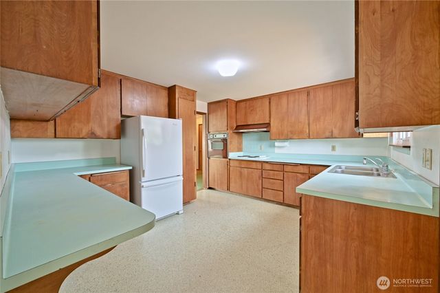 23031 19th Avenue S, Des Moines, WA 98198