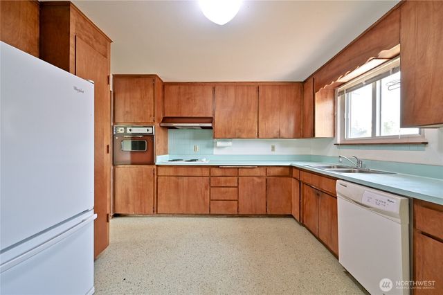 23031 19th Avenue S, Des Moines, WA 98198