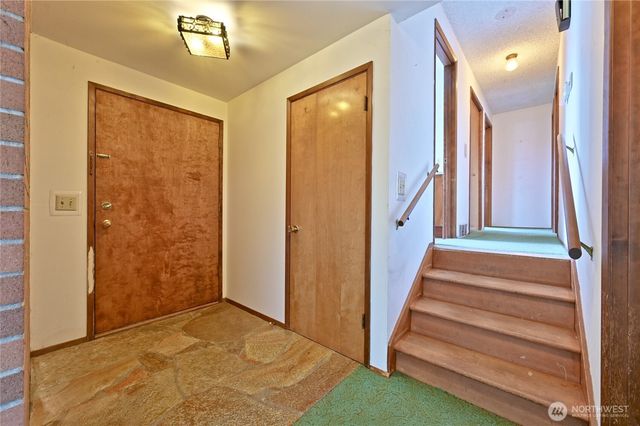 23031 19th Avenue S, Des Moines, WA 98198