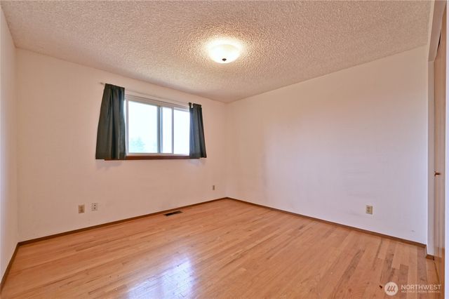 23031 19th Avenue S, Des Moines, WA 98198