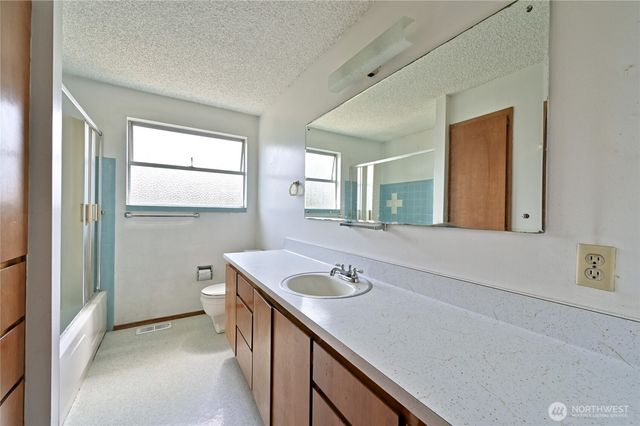 23031 19th Avenue S, Des Moines, WA 98198