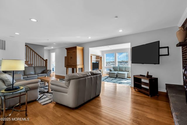 913 N Ocean Avenue N, Seaside Park, NJ 08752
