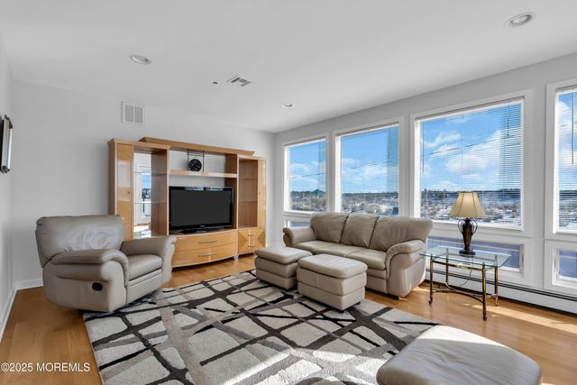 913 N Ocean Avenue N, Seaside Park, NJ 08752