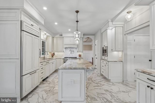 4 BROADACRE DR, Mount Laurel, NJ 08054
