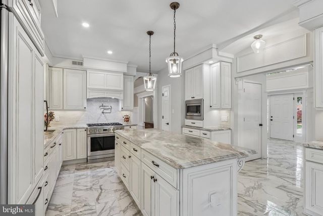 4 BROADACRE DR, Mount Laurel, NJ 08054