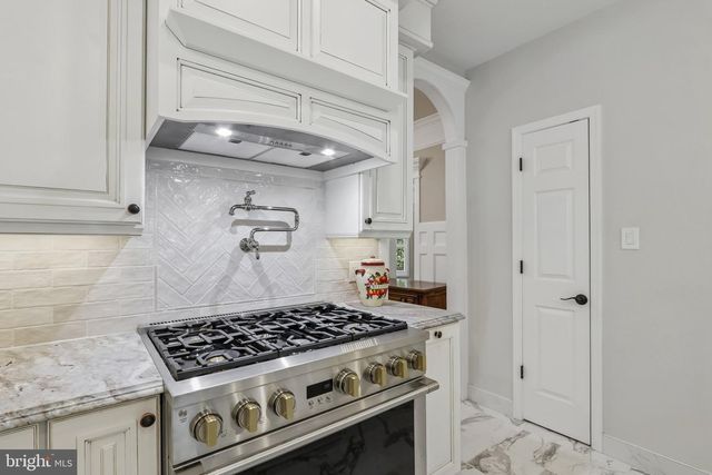 4 BROADACRE DR, Mount Laurel, NJ 08054
