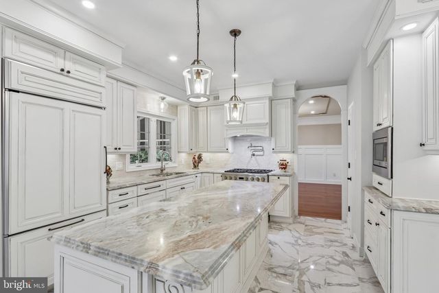 4 BROADACRE DR, Mount Laurel, NJ 08054
