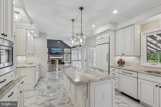 4 BROADACRE DR, Mount Laurel, NJ 08054