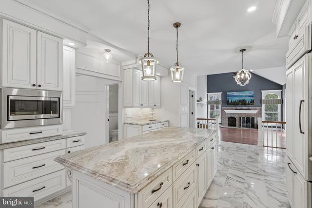 4 BROADACRE DR, Mount Laurel, NJ 08054
