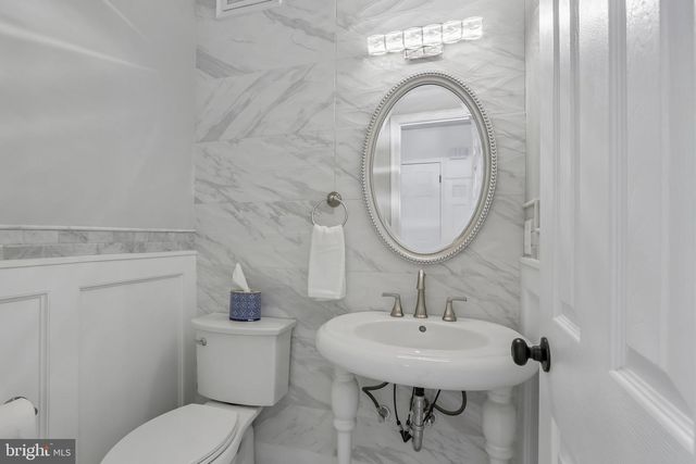 4 BROADACRE DR, Mount Laurel, NJ 08054