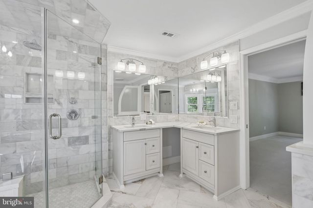 4 BROADACRE DR, Mount Laurel, NJ 08054