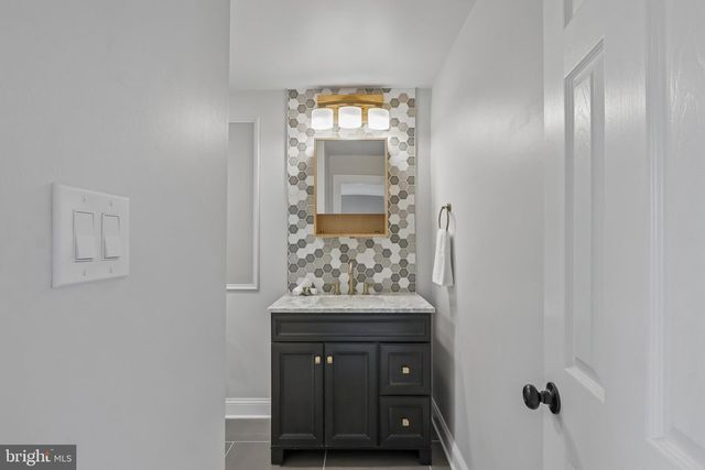 4 BROADACRE DR, Mount Laurel, NJ 08054