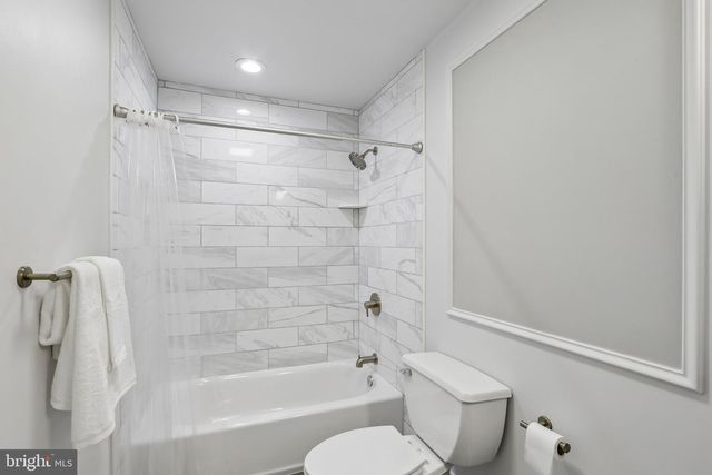 4 BROADACRE DR, Mount Laurel, NJ 08054