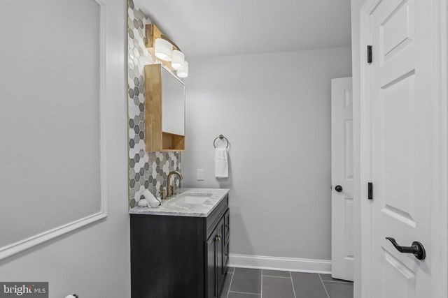 4 BROADACRE DR, Mount Laurel, NJ 08054
