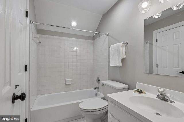 4 BROADACRE DR, Mount Laurel, NJ 08054
