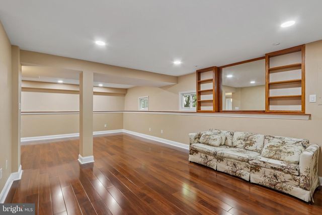 4 BROADACRE DR, Mount Laurel, NJ 08054