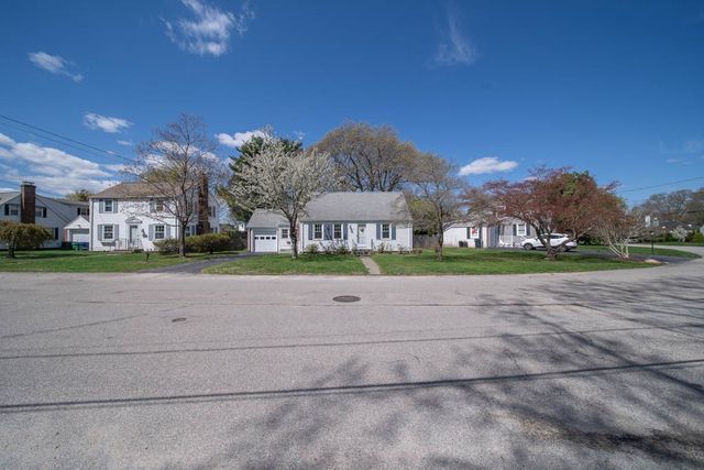 33 Pilgrim Drive, Warwick, RI 02888