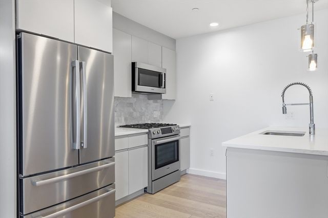 16 Boardman St 202, Boston, MA 02128