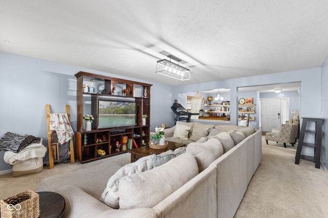 15556 Old Pond Circle, Noblesville, IN 46060