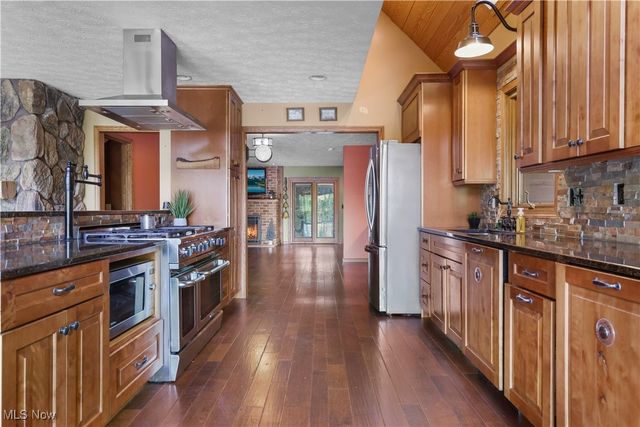 810 Mount Pleasant Street NW, Clinton, OH 44216