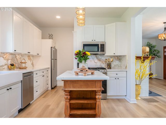 5908 Sw 45TH Ave, Portland, OR 97221