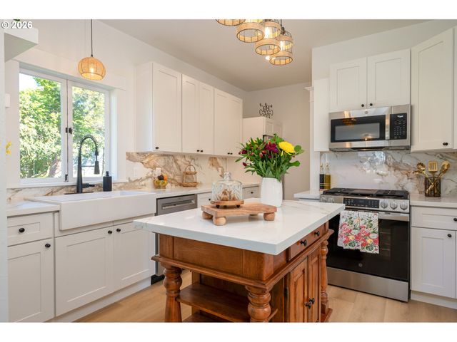 5908 Sw 45TH Ave, Portland, OR 97221