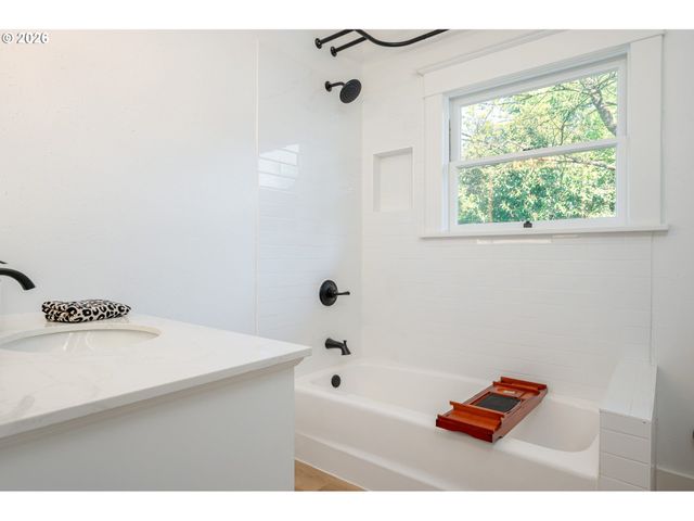 5908 Sw 45TH Ave, Portland, OR 97221