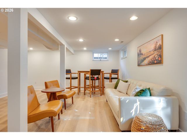 5908 Sw 45TH Ave, Portland, OR 97221